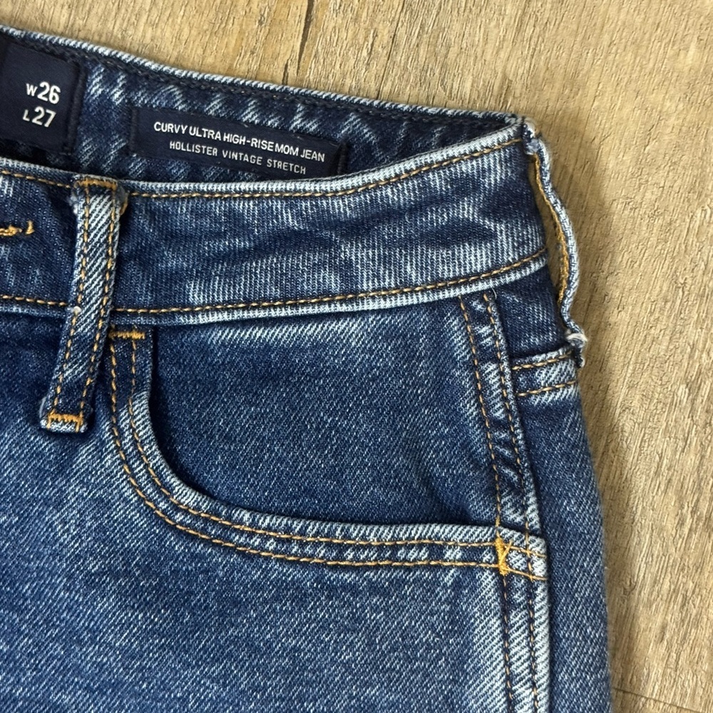 Hollister Women’s Ultra High Rise Vintage Stretch Mom Jeans - Picture 8 of 10